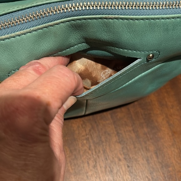 B. Makowsky  crossbody bag  shoulder bag  leather seafoam green  3 ext. pockets - Picture 8 of 17